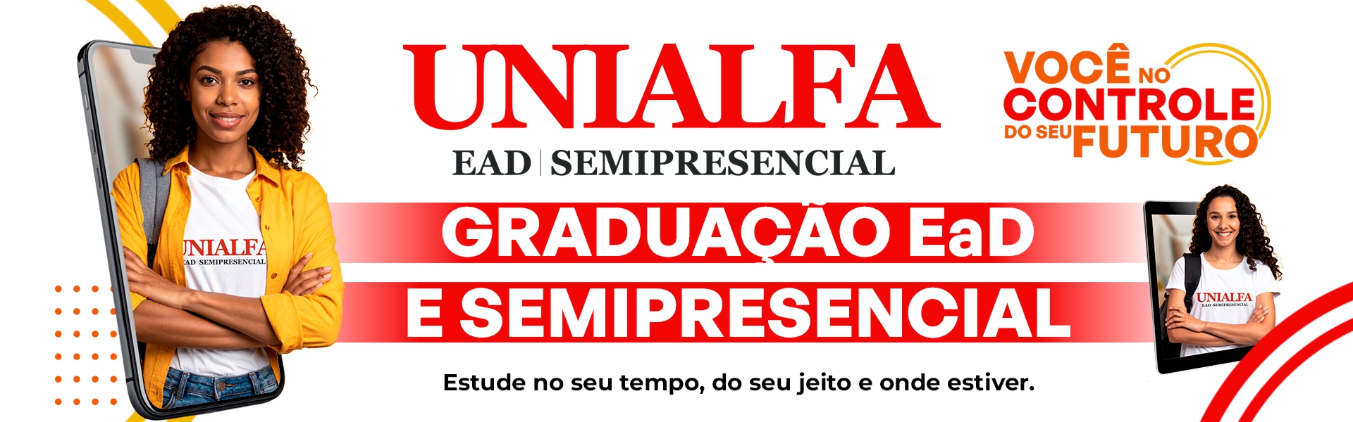 Tutor e estudante revisando materiais